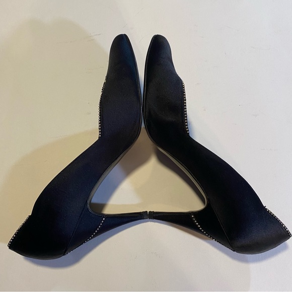 Stuart Weitzman for Martinique SZ 9 1/2 GUC black satin pumps,see pic has flaw - Picture 3 of 10